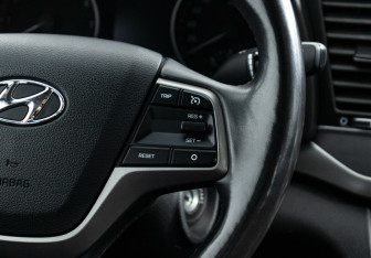 Подержанный автомобиль Hyundai Elantra Sedan 2017 года (10 фото)