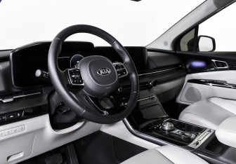 Подержанный автомобиль Kia Carnival 2020 года (11 фото)