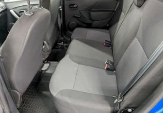 Подержанный автомобиль Renault Sandero 2015 года (14 фото)