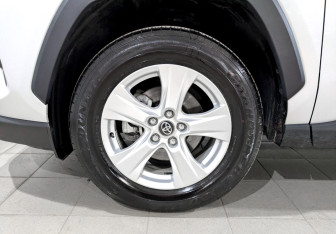 Подержанный автомобиль Toyota RAV4 2024 года (18 фото)