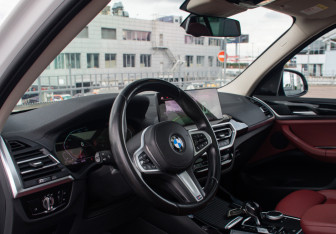Подержанный автомобиль BMW X3 2021 года (9 фото)