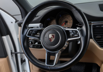 Подержанный автомобиль Porsche Macan 2018 года (15 фото)