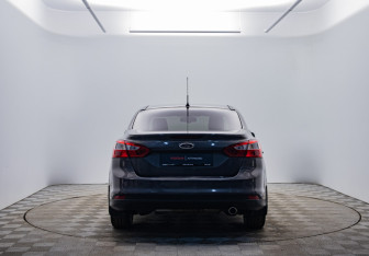 Подержанный автомобиль Ford Focus Sedan 2012 года (6 фото)