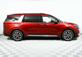 Подержанный автомобиль Kia Carnival 2021 года (4 фото)