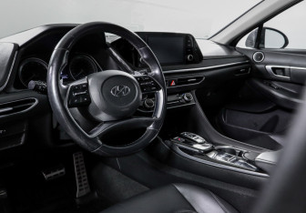 Подержанный автомобиль Hyundai Sonata 2020 года (14 фото)