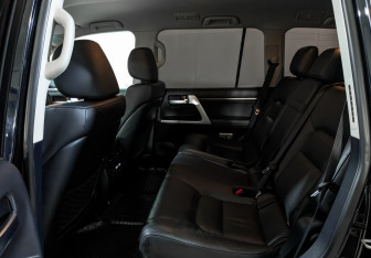 Подержанный автомобиль Toyota Land Cruiser Suv 2015 года (18 фото)