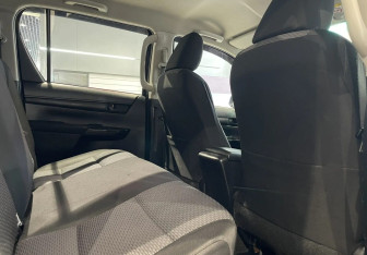 Подержанный автомобиль Toyota Hilux 2018 года (11 фото)