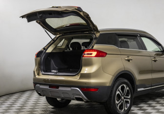 Подержанный автомобиль Geely Atlas 2018 года (17 фото)