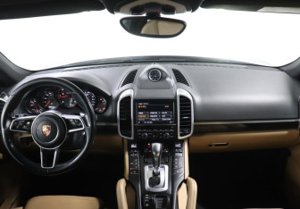 Подержанный автомобиль Porsche Cayenne 2014 года (12 фото)
