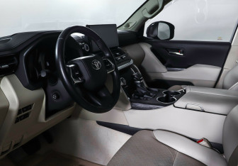 Подержанный автомобиль Toyota Land Cruiser Suv 2021 года (12 фото)