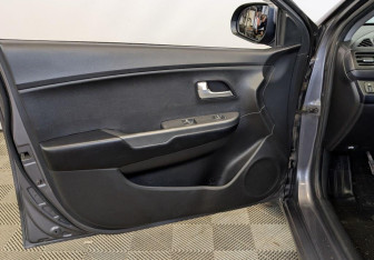 Подержанный автомобиль Kia Rio Sedan 2016 года (18 фото)