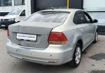 Подержанный автомобиль Volkswagen Polo Sedan 2012 года (5 фото)