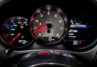 Подержанный автомобиль Porsche Macan 2015 года (13 фото)