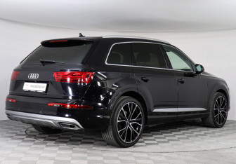 Подержанный автомобиль Audi Q7 2016 года (5 фото)