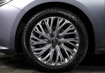 Подержанный автомобиль Hongqi H5 2023 года (27 фото)