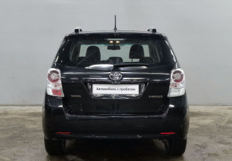 Подержанный автомобиль Toyota Verso 2012 года (6 фото)