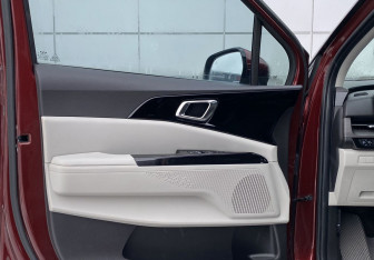 Подержанный автомобиль Kia Carnival 2021 года (20 фото)