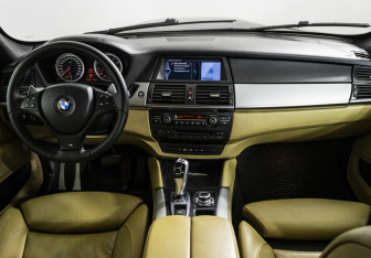 Подержанный автомобиль BMW X5 M 2010 года (13 фото)