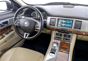 Подержанный автомобиль Jaguar XF Sedan 2012 года (29 фото)