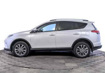 Подержанный автомобиль Toyota RAV4 2019 года (8 фото)