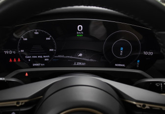 Подержанный автомобиль Porsche Taycan 2021 года (13 фото)