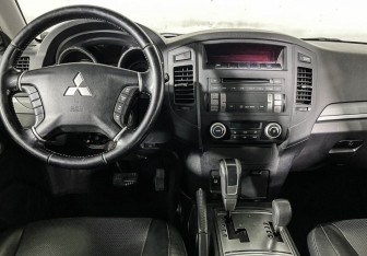 Подержанный автомобиль Mitsubishi Pajero 2008 года (12 фото)