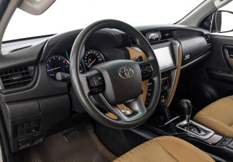 Подержанный автомобиль Toyota Fortuner 2022 года (15 фото)