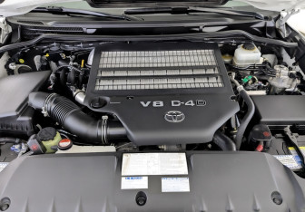 Подержанный автомобиль Toyota Land Cruiser Suv 2015 года (9 фото)