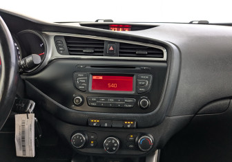 Подержанный автомобиль Kia Ceed Hatchback 2016 года (15 фото)