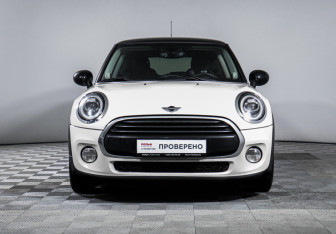 Подержанный автомобиль MINI Hatch 2018 года (2 фото)
