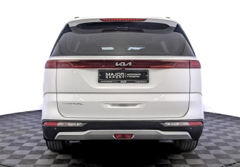 Подержанный автомобиль Kia Carnival 2021 года (6 фото)