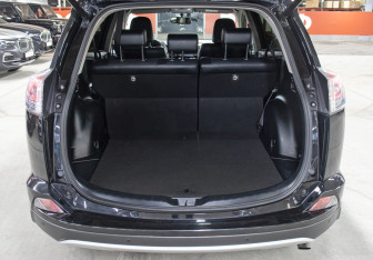 Подержанный автомобиль Toyota RAV4 2015 года (10 фото)