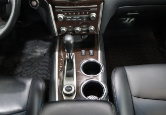 Подержанный автомобиль Nissan Pathfinder 2014 года (19 фото)