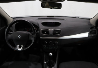 Подержанный автомобиль Renault Fluence 2012 года (12 фото)