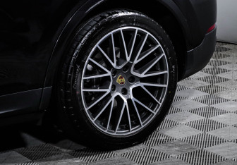 Подержанный автомобиль Porsche Cayenne 2019 года (15 фото)