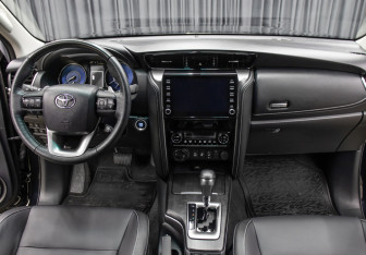 Подержанный автомобиль Toyota Fortuner 2022 года (14 фото)