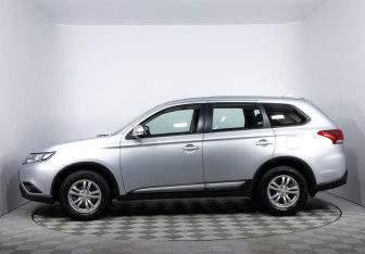 Подержанный автомобиль Mitsubishi Outlander 2021 года (8 фото)