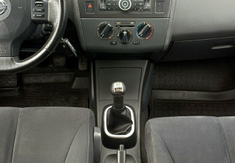 Подержанный автомобиль Nissan Tiida Hatchback 2007 года (15 фото)