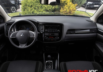 Подержанный автомобиль Mitsubishi Outlander 2019 года (11 фото)