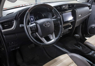 Подержанный автомобиль Toyota Fortuner 2017 года (16 фото)