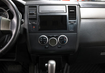 Подержанный автомобиль Nissan Tiida Hatchback 2008 года (15 фото)