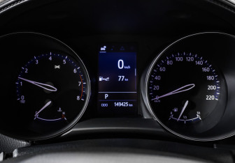 Подержанный автомобиль Toyota C-HR 2019 года (10 фото)