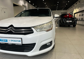 Подержанный автомобиль Citroen C4 Hatchback 2012 года (8 фото)