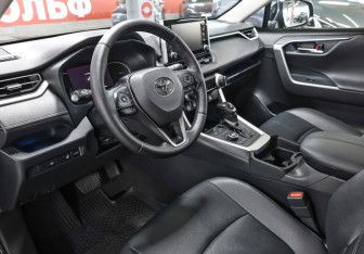 Подержанный автомобиль Toyota RAV4 2021 года (16 фото)