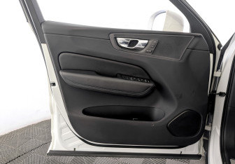 Подержанный автомобиль Volvo XC60 2019 года (19 фото)