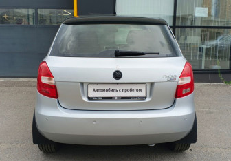 Подержанный автомобиль Skoda Fabia Hatchback 2009 года (6 фото)