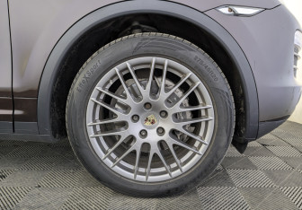 Подержанный автомобиль Porsche Cayenne 2014 года (12 фото)