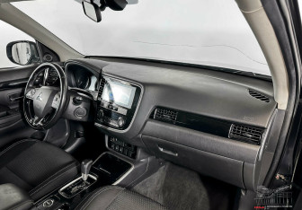 Подержанный автомобиль Mitsubishi Outlander 2019 года (7 фото)