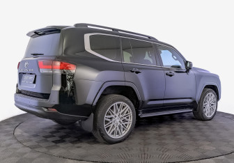Подержанный автомобиль Toyota Land Cruiser Suv 2022 года (5 фото)