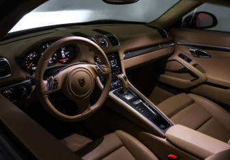 Подержанный автомобиль Porsche Cayman 2016 года (31 фото)